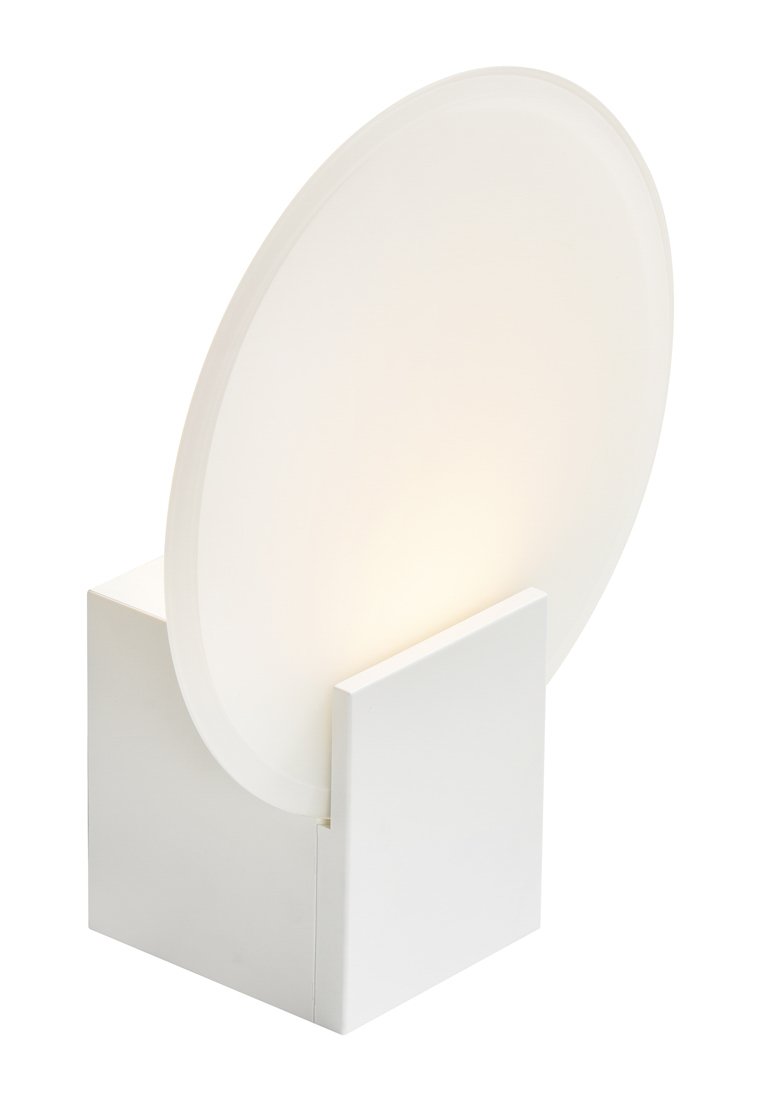 Moderne weiße Tischlampe mit einem runden, durchsichtigen Schirm, der auf einem rechteckigen Sockel montiert ist und sanft warmes Licht abgibt.