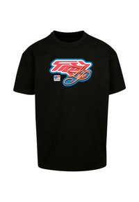 Sort kortærmet t-shirt med et farverigt grafisk design med teksten "Fly Life" i rød og blå. Lavet af blødt bomuldsstof.