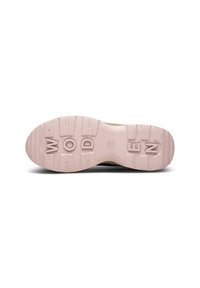 Suela de un zapato con una superficie de goma rosa texturizada, letras en relieve "WOODEN" y un diseño robusto con un patrón de banda de rodadura pronunciado.