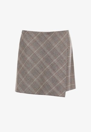 Gonna plaid corta grigia con dettagli rossi; realizzata in tessuto testurizzato; presenta un design avvolgente e un taglio diagonale all'orlo.