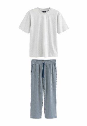 Grijze katoenen T-shirt met korte mouwen boven blauwe en witte gestreepte pyjamabroek met elastische tailleband en trekkoord.