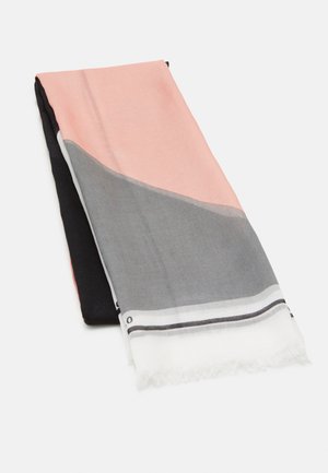 Écharpe rectangulaire pliée avec blocs de couleur en rose, gris, blanc avec bords noirs et franges à l'extrémité blanche, sur fond blanc.