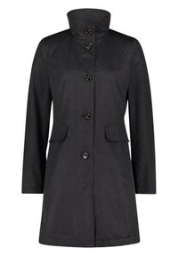 Svart kappa med hög krage, långa ärmar, sex knappar fram och två sidfickor. Tillverkad av ett slätt, hållbart tyg.