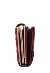 Cartera de cuero marrón con múltiples ranuras para tarjetas, un compartimento con cremallera y acentos rosas. Diseño compacto con una textura suave.
