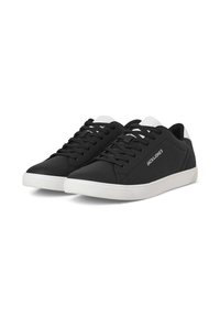 Sorte sneakers med hvide accenter, snørebåndsdesign, glat syntetisk materiale, tekstureret gummisål og "JACK & JONES" logo på siden.