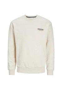 Sudadera color crema fabricada con un tejido suave, que presenta un cuello redondo, puños acanalados y un pequeño logo negro en el pecho.