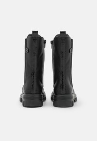Bottes noires mi-mollet en cuir lisse, avec des panneaux texturés à motif serpent, fermeture éclair à l'arrière et une semelle épaisse en caoutchouc.
