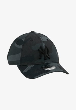 Schwarze Camouflage-Mütze mit gebogenem Schirm, gesticktem Logo und strukturiertem Sechs-Panel-Design mit verstellbarem Snapback-Verschluss.