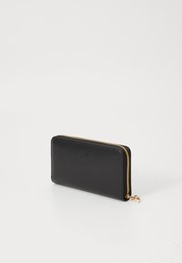 Portefeuille en cuir noir avec une texture lisse, de forme rectangulaire, fermeture éclair dorée et design minimaliste. Aucun motif ou accent visible.