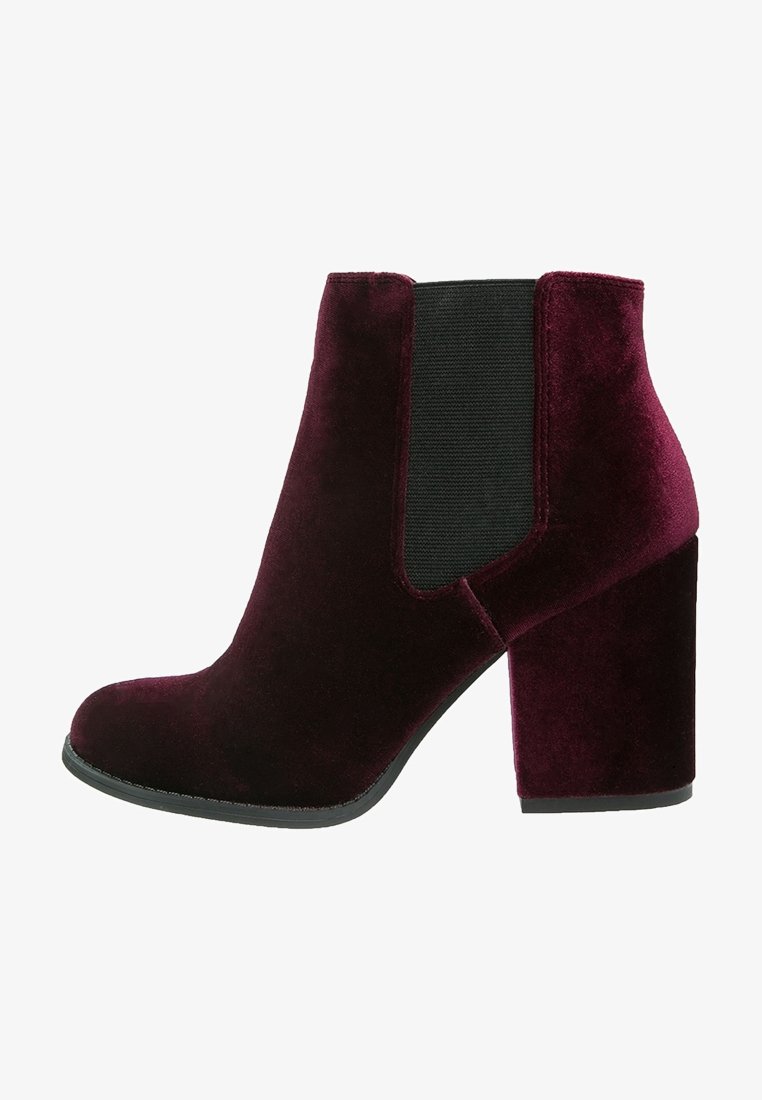 Bottine femme en velours bordeaux foncé avec talon bloc et panneau latéral élastique noir.