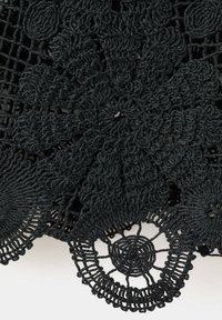 Tissu noir crocheté avec des motifs floraux et circulaires, comprenant des boucles sophistiquées et des parties ouvertes en forme de filet.