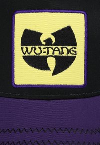 Crna kapa s ljubičastim vizirjem s izvezenim žutim logotipom. Logotip sadrži stilizirani oblik šišmiša i tekst "WU-TANG" ispod njega.