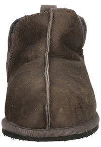 Chausson en suédine marron avec un devant arrondi, des coutures contrastantes et une doublure en tissu gris, doté d'une semelle en caoutchouc plate pour un usage intérieur.