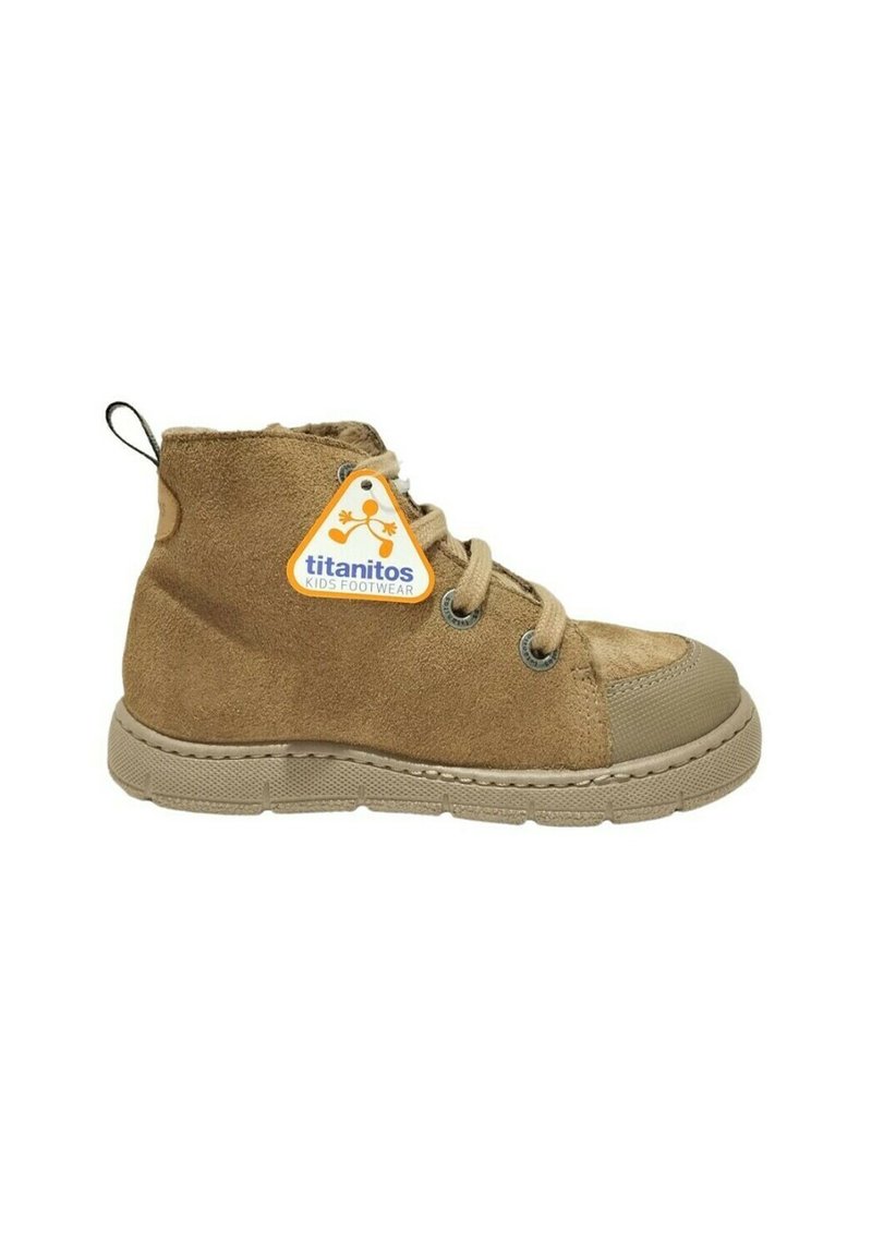 Stivale alla caviglia in suede marrone con suola in gomma, design con lacci e un anello sul retro. Presenta un'etichetta in tessuto con il logo "titanitos".