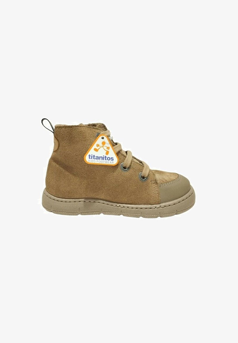 Stivale alla caviglia in suede marrone con suola in gomma, design con lacci e un anello sul retro. Presenta un'etichetta in tessuto con il logo "titanitos".
