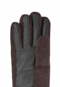 Brauner Wollhandschuh mit schwarzer Lederhandfläche, fünf Fingerfächern und einer texturierten Stoffoberfläche. Abgenähte Akzente entlang der Kanten.