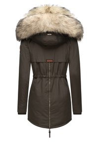 Tummanvihreä parka, jossa on tekoturkishuppu, kiristettävä vyötärö, edessä vetoketju ja ribbauskaitaleet hihoissa. Tunnus vasemmassa hihassa. Sileä pinta.