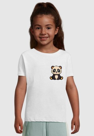 Biela tričko s krátkym rukávom, na ktorom je grafika rozprávkového panda, v čierno-bielej farebnej schéme s oranžovými akcentmi na labkách.
