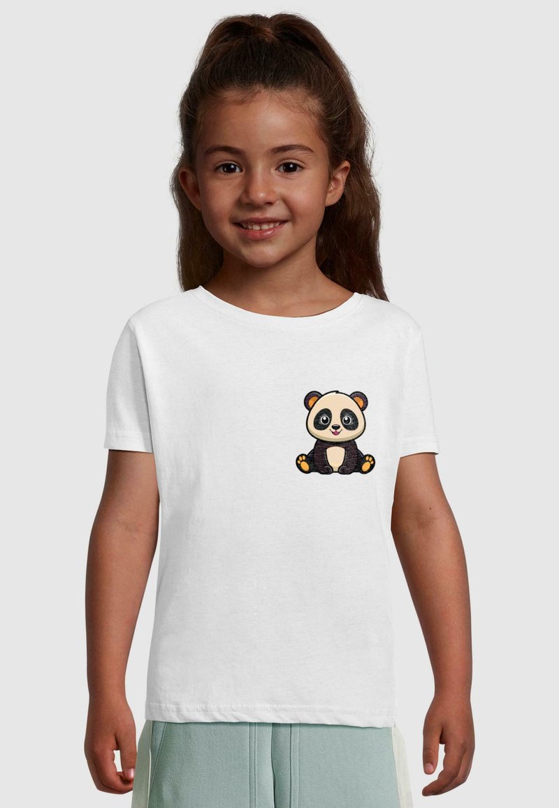 Biela tričko s krátkym rukávom, na ktorom je grafika rozprávkového panda, v čierno-bielej farebnej schéme s oranžovými akcentmi na labkách.