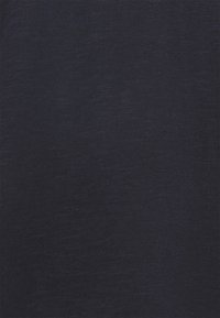 Tessuto blu navy scuro con un morbido motivo a maglia leggermente texturizzato e sottili linee melange orizzontali.