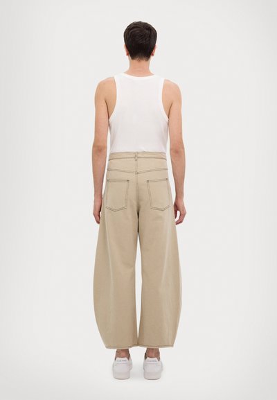 Henrik Vibskov SHADE PANTS - Relaxed fit jeans - tan