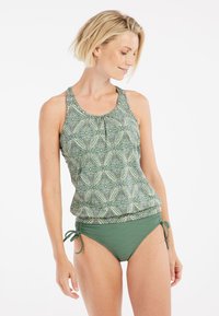 Grön mönstrad tankini-topp med ett veckat mönster, i kombination med enfärgade gröna bikini-underdelar med sidoknytningar och en texturerad yta.