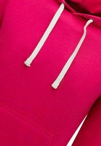 Fuchsia hoodie gemaakt van zacht materiaal met witte trekkoorden en een voorkantzak, met een gladde textuur en een ontspannen pasvorm.