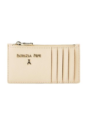 Porte-cartes en cuir beige avec quatre emplacements pour cartes, une poche zippée sur le dessus et un logo doré "PATRIZIA PEPE" avec un symbole d'insecte sur le devant.