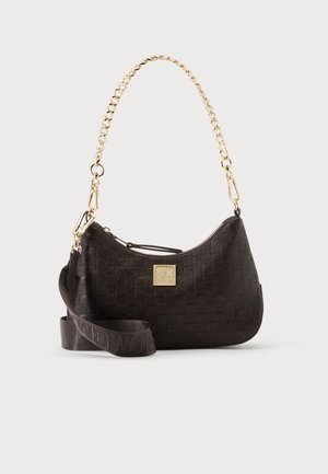 Donkerbruine gestructureerde handtas met gouden kettinghandvat, extra verstelbare stoffen riem en gouden vierkante logoplaat aan de voorkant.