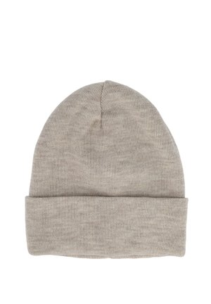Hellgraue gestrickte Beanie mit umgeschlagenem Bund, aus weichem Rippenstoff, vor weißem Hintergrund gezeigt.