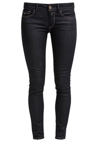 Jeans skinny negros de mezclilla, con una cintura de altura media, acentos de costura dorada, bolsillos frontales y un cierre clásico de botón.