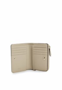 Beżowy skórzany portfel z zapięciem na zamek, wieloma przegródkami na karty oraz detalem w postaci zatrzasku. Miękka faktura o gładkim wykończeniu. Kompaktowy design.