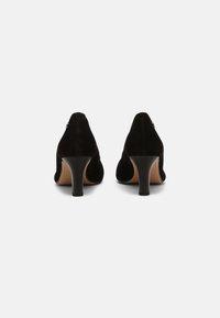 s.Oliver Decolleté - black