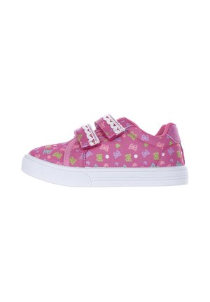 Rosa Kindersneaker mit Schmetterlingsmustern, doppelten Klettverschlüssen und weißen Gummisohlen. Textil-Obermaterial mit Punkten.