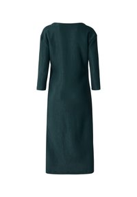 Długa, ciemnozielona sukienka z teksturowanej tkaniny, z rękawami 3/4 i dekoltem łódkowym, o prostym kroju.
