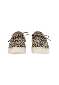 Zapatos de estampado de leopardo con una combinación de colores beige y negro, que presentan un diseño de cordones, un upper texturizado y una suela de color crema con relieve.
