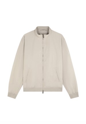Chaqueta ligera beige con cremallera frontal, cuello alzado, bolsillos laterales y puños de canalé. Tejido suave con características de diseño minimalista.