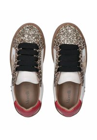 Sneaker con stampa leopardata, punta beige glitterata, lacci neri, lati bianchi lisci e dettagli rossi sul tallone. Materiali testurizzati in tutto.