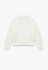 Suéter corto blanco con cuello y dobladillo acanalados, con mangas largas y un acabado suave y texturizado. Sin patrones visibles ni herrajes.