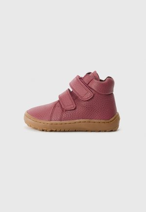 Dziecięce buty typu high-top z teksturowanej różowej skóry, z dwoma regulowanymi paskami na rzepy i beżową gumową podeszwą.