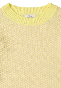 Pull tricot jaune avec col rond côtelé et motif en losange texturé, affichant l'étiquette de la marque "Cecil" à l'intérieur du col.