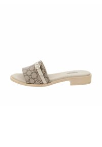 Sandalo scivoloso in tessuto beige con parte superiore decorata, una singola cinghia con una piccola fibbia decorativa e un tacco basso a blocco.