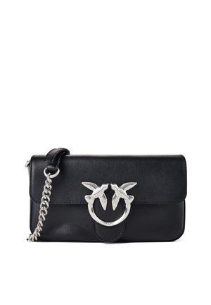 Zwarte leren clutch met zilveren kettingriem en zilveren metalen sluiting met twee vogels die elkaar aankijken.