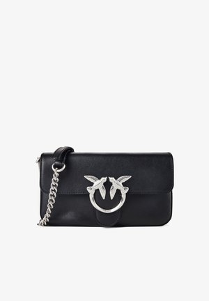 Zwarte leren clutch met zilveren kettingriem en zilveren metalen sluiting met twee vogels die elkaar aankijken.