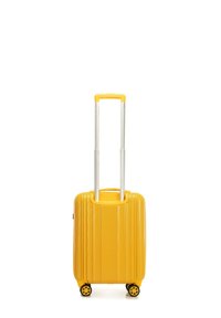Gele harde koffer met een gestructureerd oppervlak, twee zwarte wielen en een uittrekbare zilveren handgreep. Compakt en vierkant ontwerp.