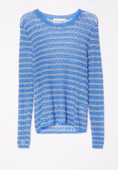 Blauer Strickpullover mit schmalen horizontalen weißen Streifen, Rundhalsausschnitt, langen Ärmeln und lockerer Passform. Strukturierter Stoff mit Rippdetails.
