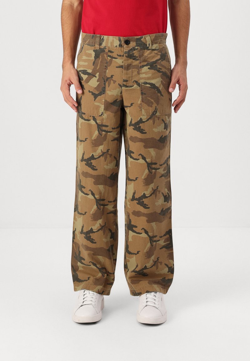 Camouflage cargo-broeken in tan, bruin en donkergroen. Voorzien van twee voorkruispockets, een rechte snit en een knoopsluiting bij de taille.