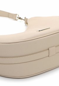 Beige taske i imiteret læder med en rund form, glat tekstur, flade metaldetaljer og diskrete syninger. Justerbar rem medfølger.