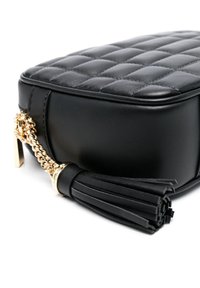 Borsa a tracolla nera in pelle trapuntata con accentuazione in catena dorata e dettagli a frange. Forma rettangolare, texture liscia e hardware metallico.