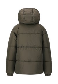 Olivengrøn quiltet vinterjakke med hætte, lange ærmer og elastiske manchetter, set bagfra på en hvid baggrund.